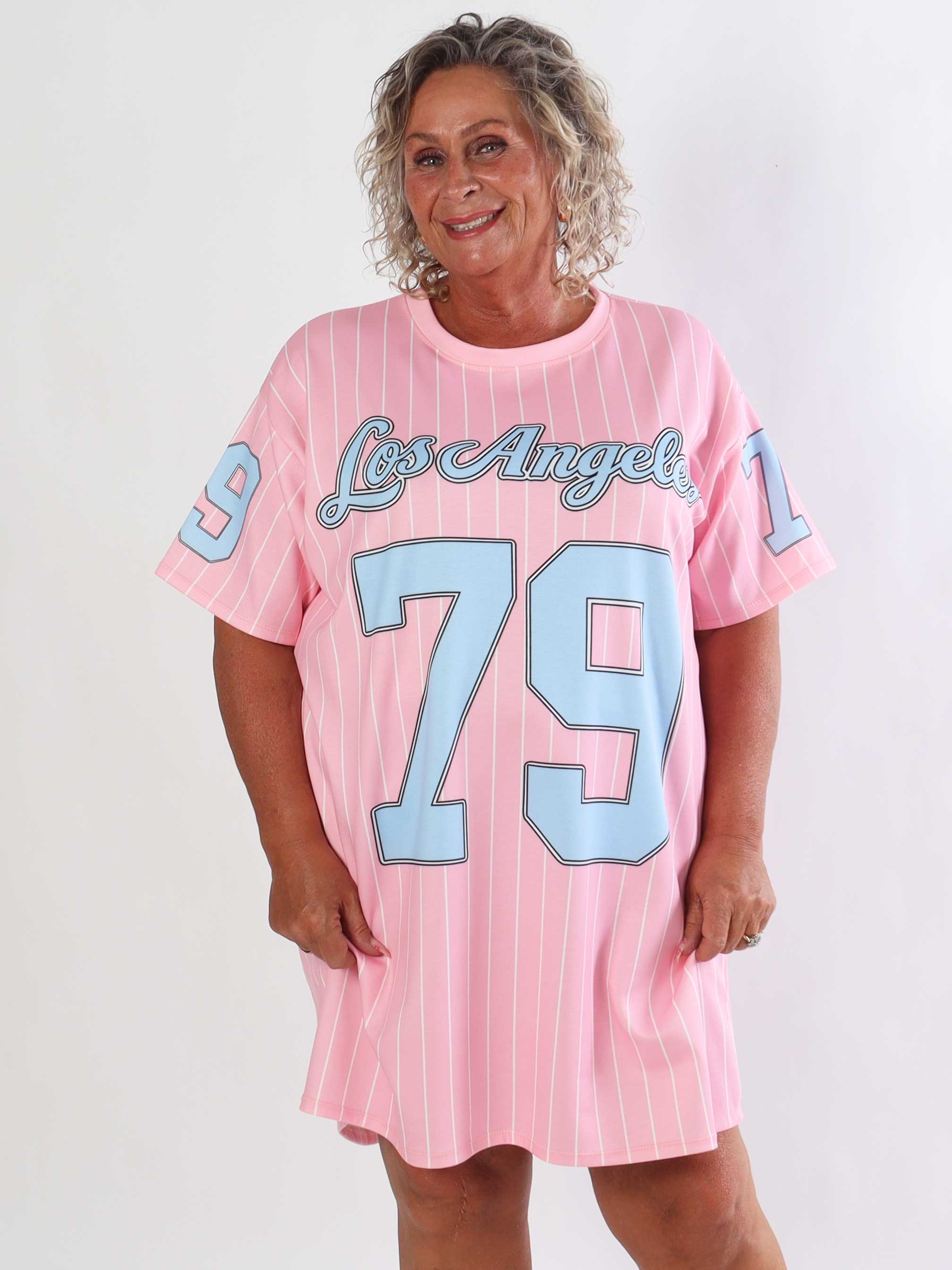 Andrea - Plus size t-shirtklänning i mjuk viskosblandning med basebollinspirerad design